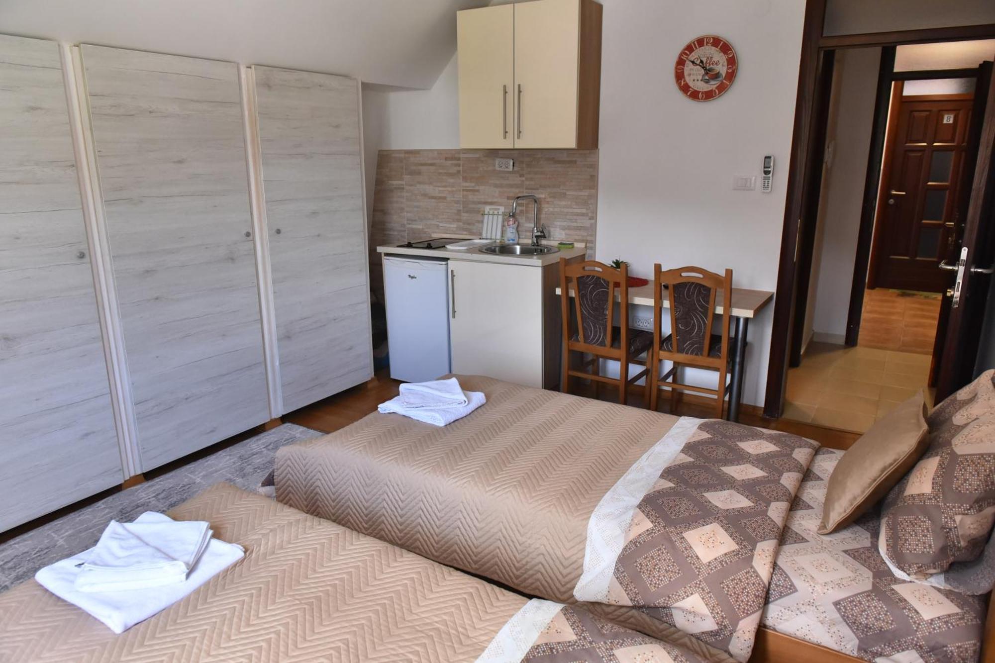 Apartments Ravno 普卢日内 外观 照片